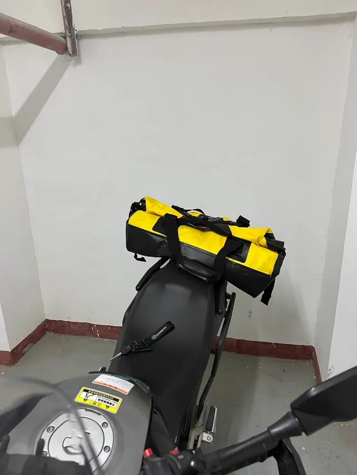 Hogyan hordjunk csomagokat egy motorkerékpáron fogasléc nélkül